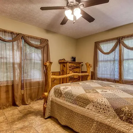 Er37 - Hi-Bear-Nate Great Location,,Close To Town Cabin